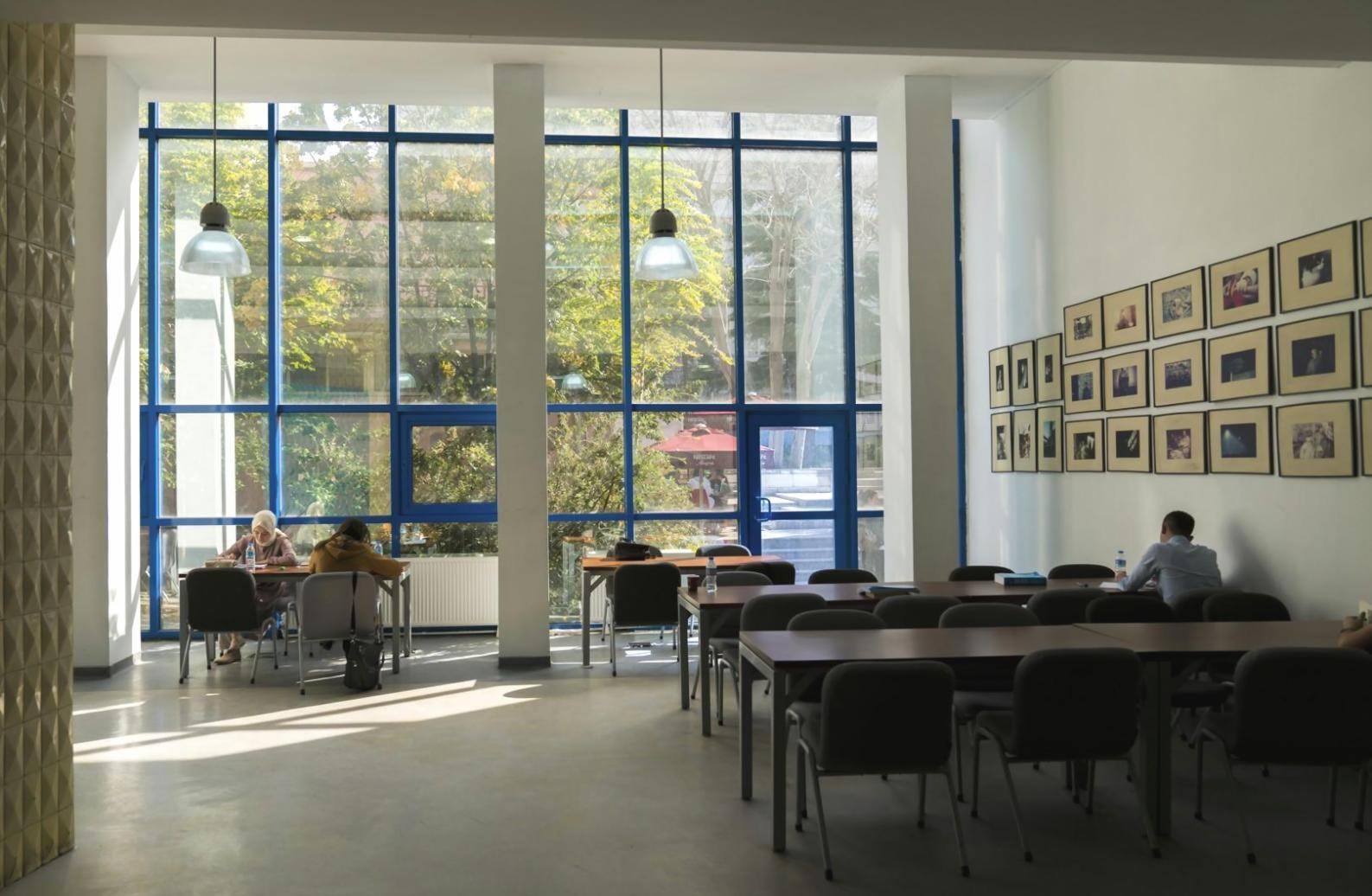 Studierende arbeiten an Finanzmodellen